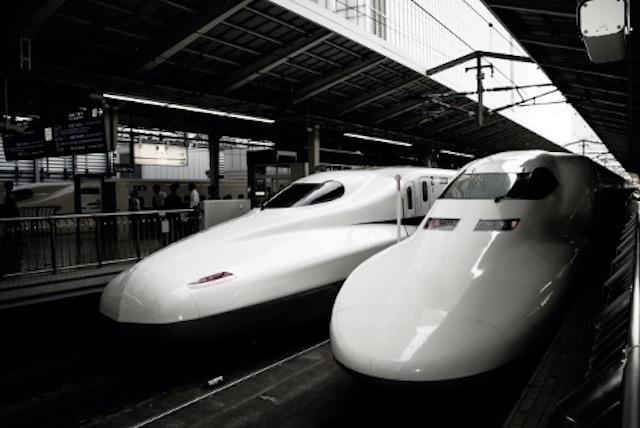 SHINKANSEN, le TGV japonais au design à haute performance.