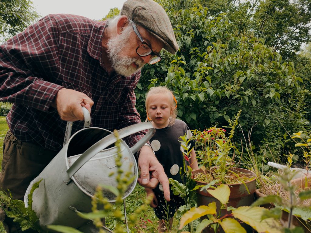 personne_agee_enfant_jardinage_plantes